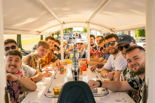 Amsterdam: Experiencia holandesa de cerveza en bicicleta con bar a bordo