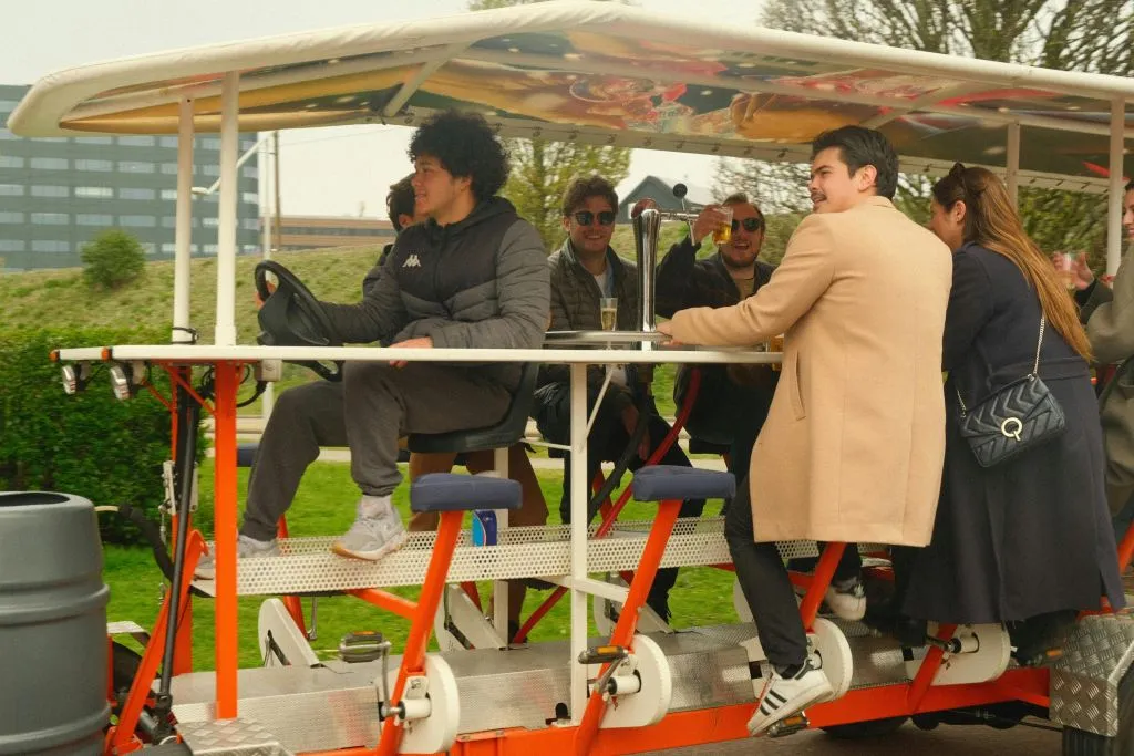 Amsterdam: Experiencia holandesa de cerveza en bicicleta con bar a bordo