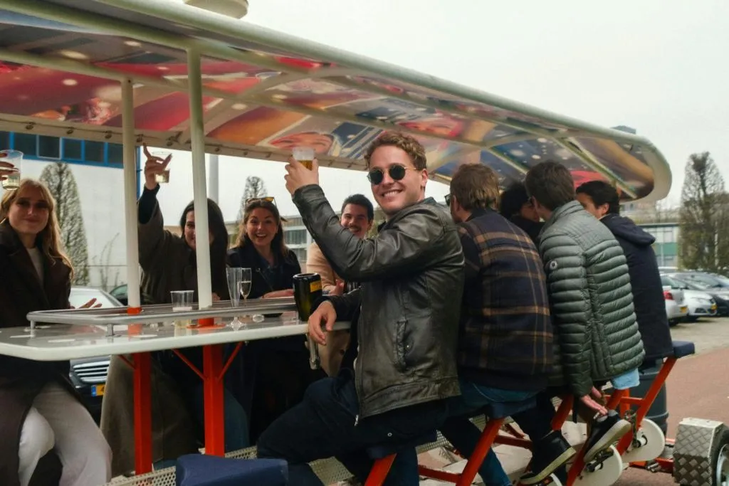 Amsterdam: Experiencia holandesa de cerveza en bicicleta con bar a bordo