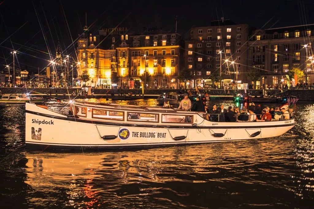 Amsterdam: Winter Bulldog Smoking Cruise + Drinks