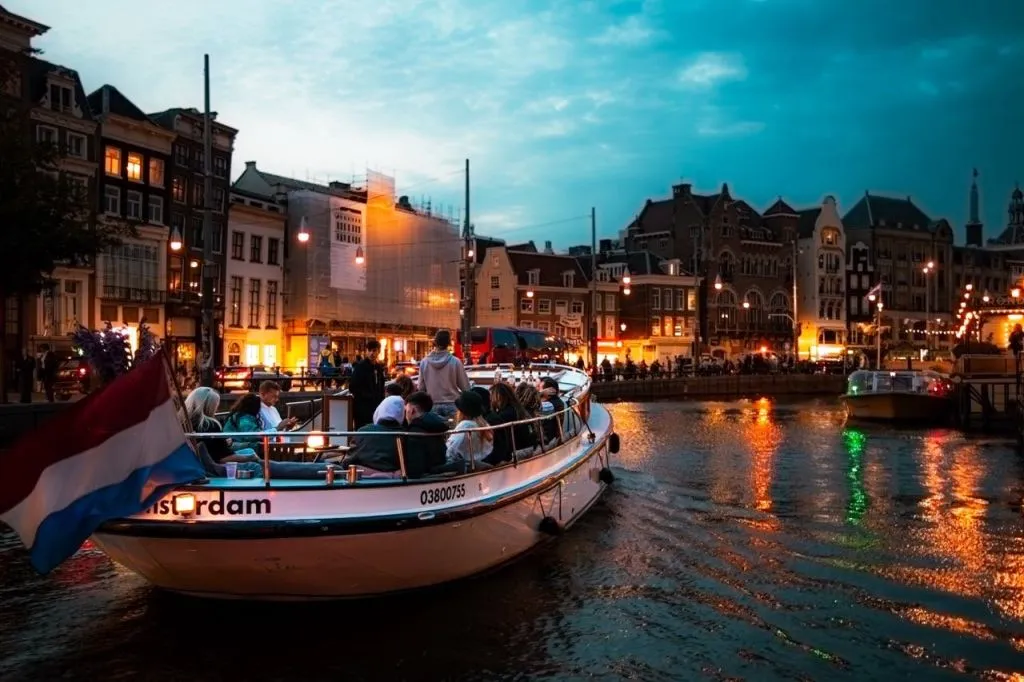 Amsterdam: Winter Bulldog Smoking Cruise + Drinks