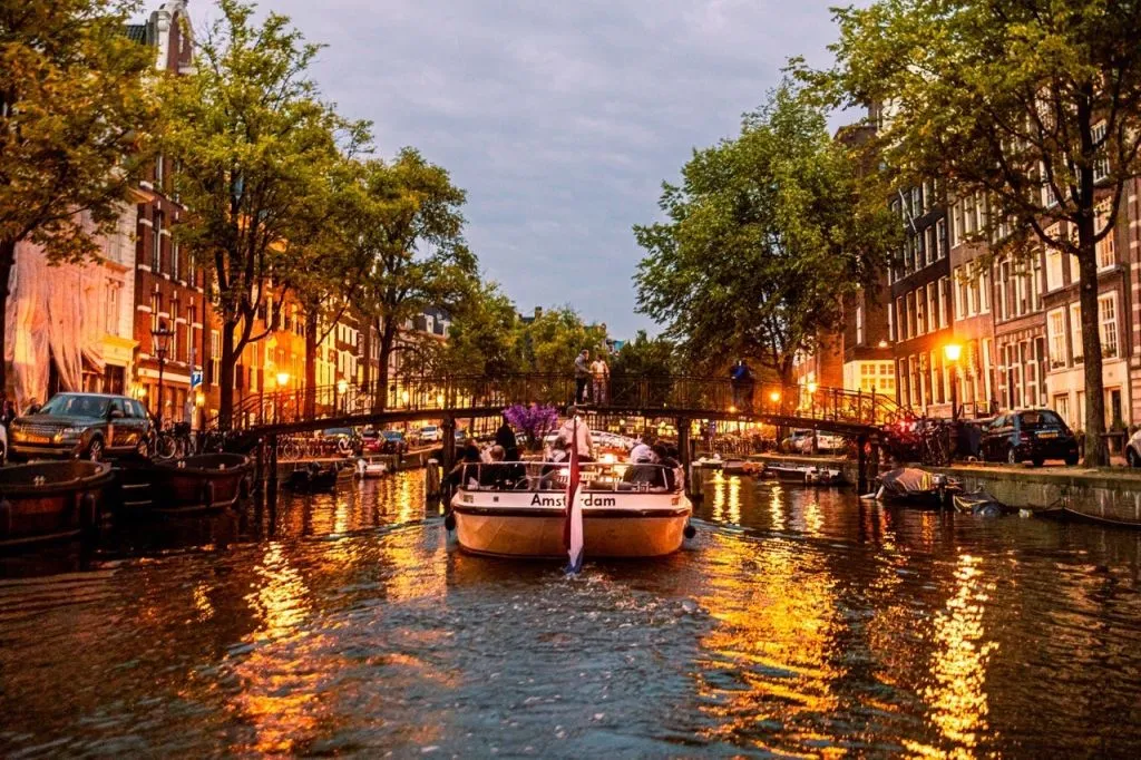 Amsterdam: Winter Bulldog Smoking Cruise + Drinks