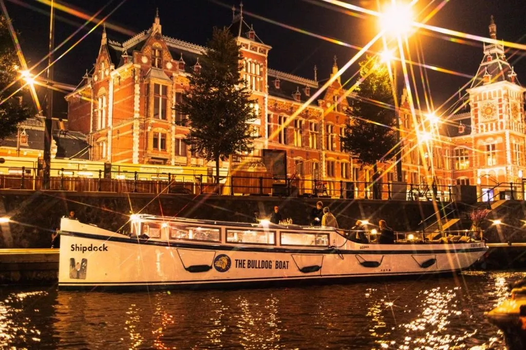 Amsterdam: Winter Bulldog Smoking Cruise + Drinks
