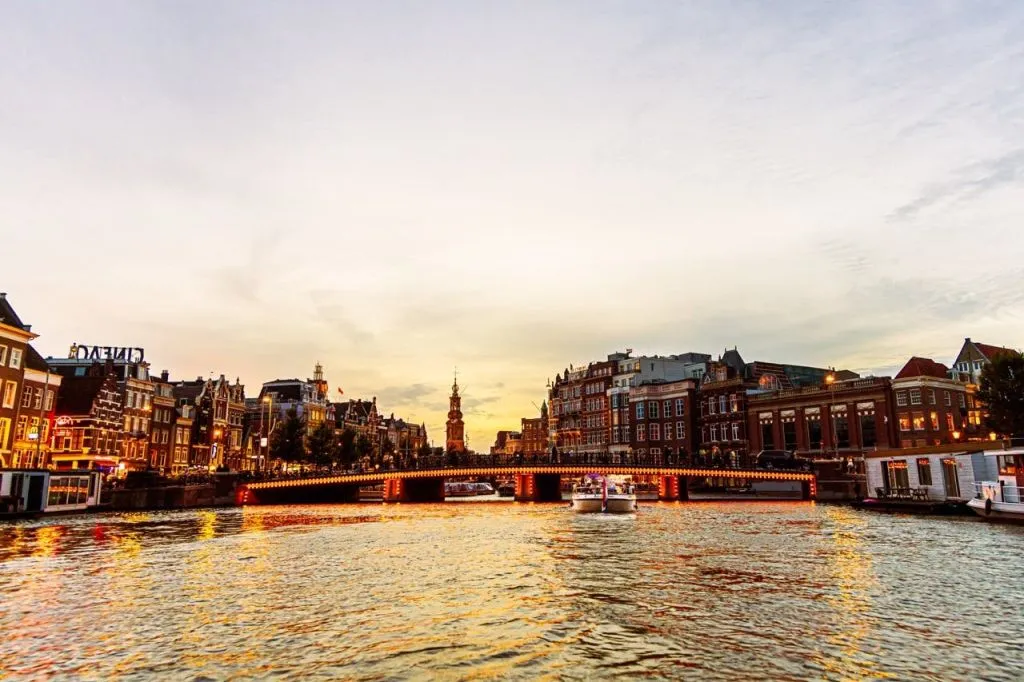 Amsterdam: Winter Bulldog Smoking Cruise + Drinks