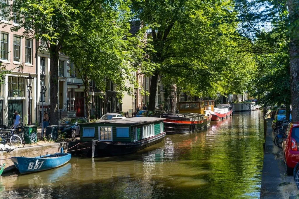 Ámsterdam: Visita guiada a pie y en bicicleta + Crucero de 1 hora por el Canal + Almuerzo