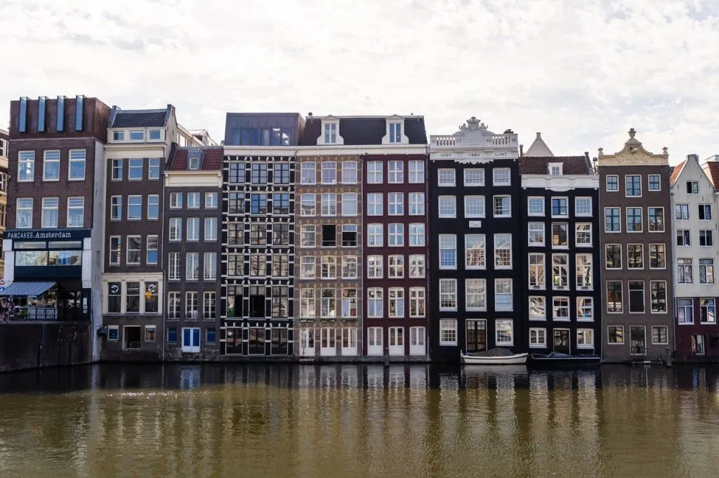 Ámsterdam: Visita guiada a pie y en bicicleta + Crucero de 1 hora por el Canal + Almuerzo