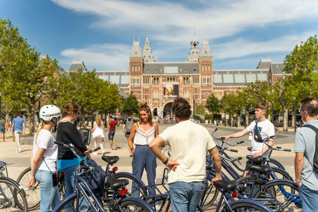 Ámsterdam: Visita guiada a pie y en bicicleta + Crucero de 1 hora por el Canal + Almuerzo