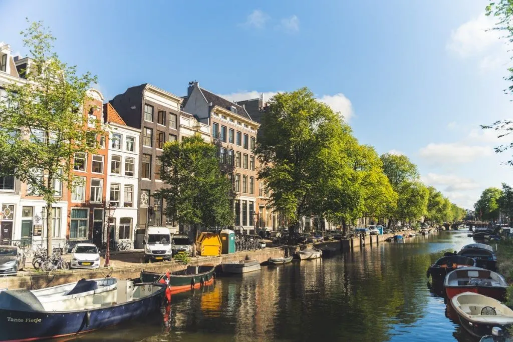 Ámsterdam: Visita guiada a pie y en bicicleta + Crucero de 1 hora por el Canal + Almuerzo
