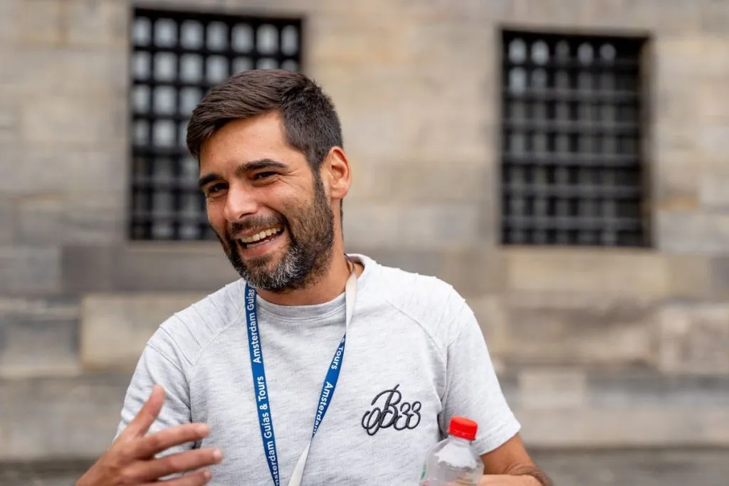 Ámsterdam: Visita guiada a pie y en bicicleta + Crucero de 1 hora por el Canal + Almuerzo