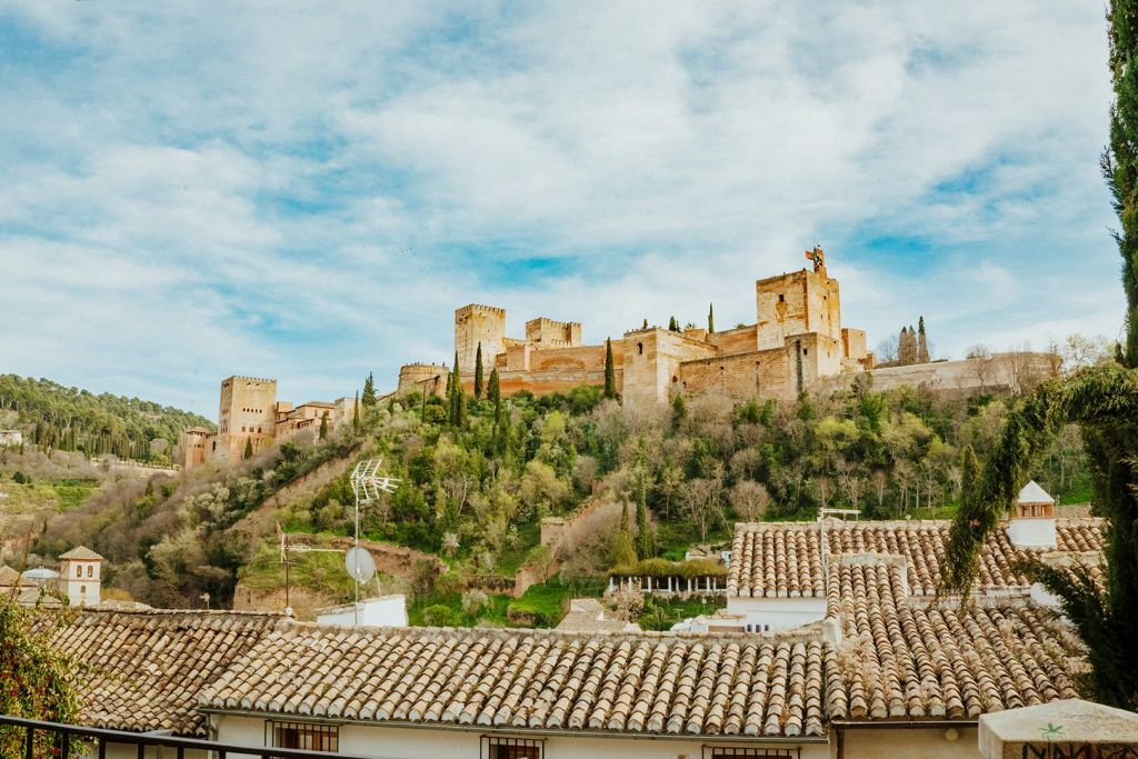 Alhambra y Palacios nazaríes: Entrada + Audioguía + Pase de ciudad