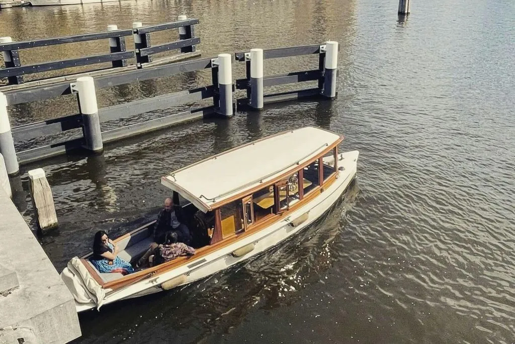Amsterdam: tour privato di 1 ora e mezza in barca a vela