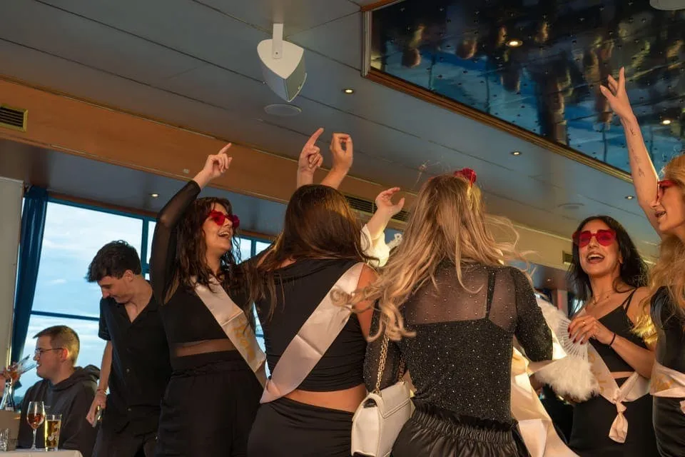 Hamburgo: Fiesta en barco el sábado por la noche
