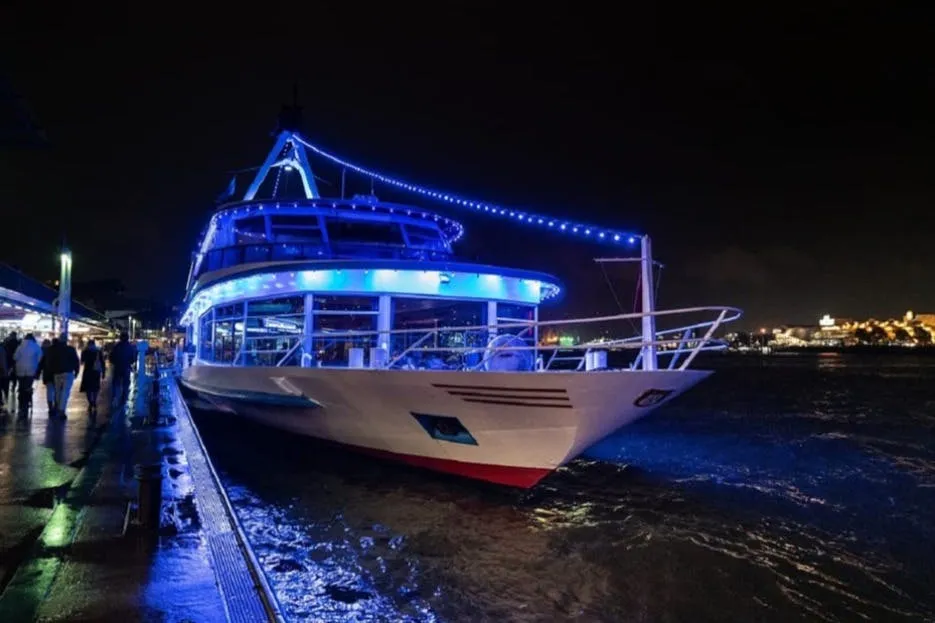 Hamburgo: Fiesta en barco el sábado por la noche