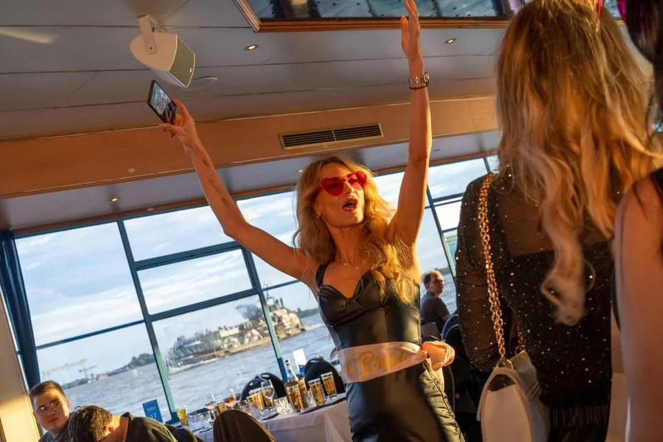 Hamburgo: Fiesta en barco el sábado por la noche