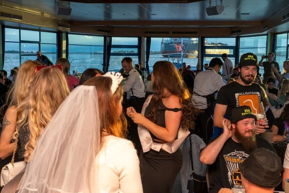 Hamburgo: Fiesta en barco el sábado por la noche