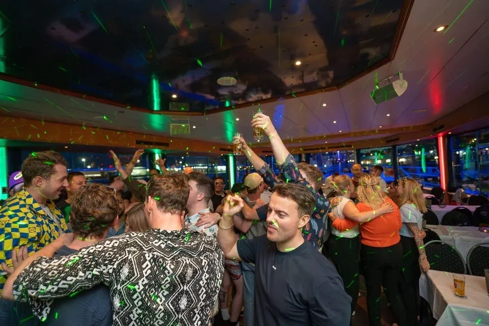 Hamburgo: Fiesta en barco el sábado por la noche