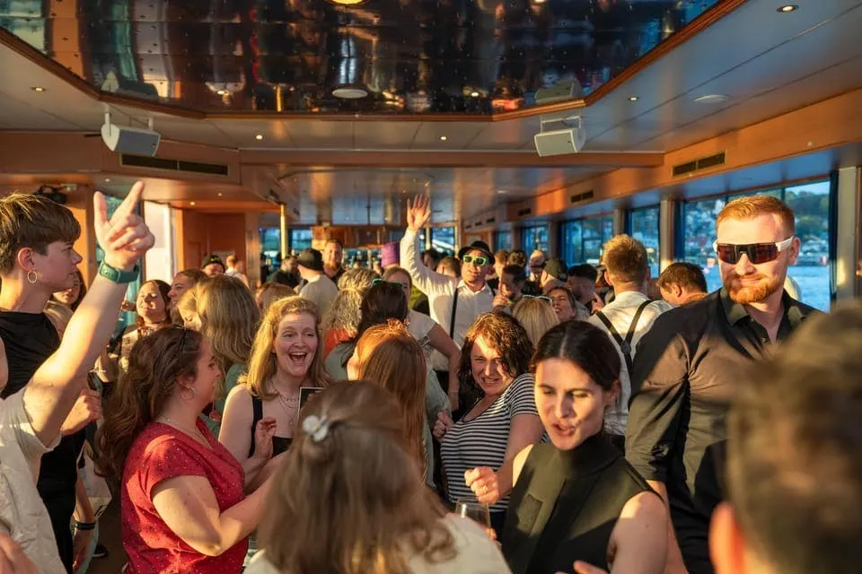 Hamburgo: Fiesta en barco el sábado por la noche