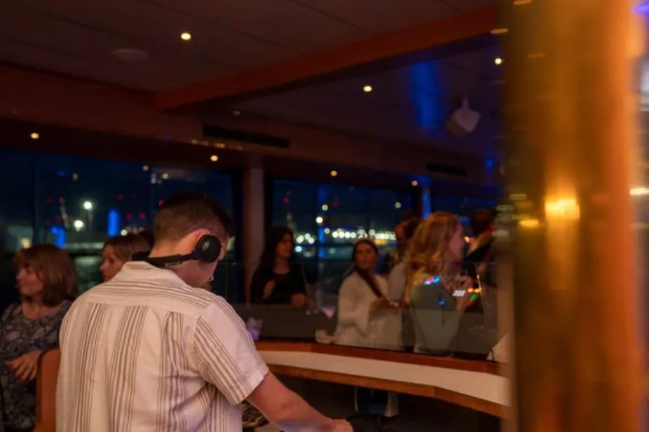 Hamburgo: Fiesta en barco el sábado por la noche