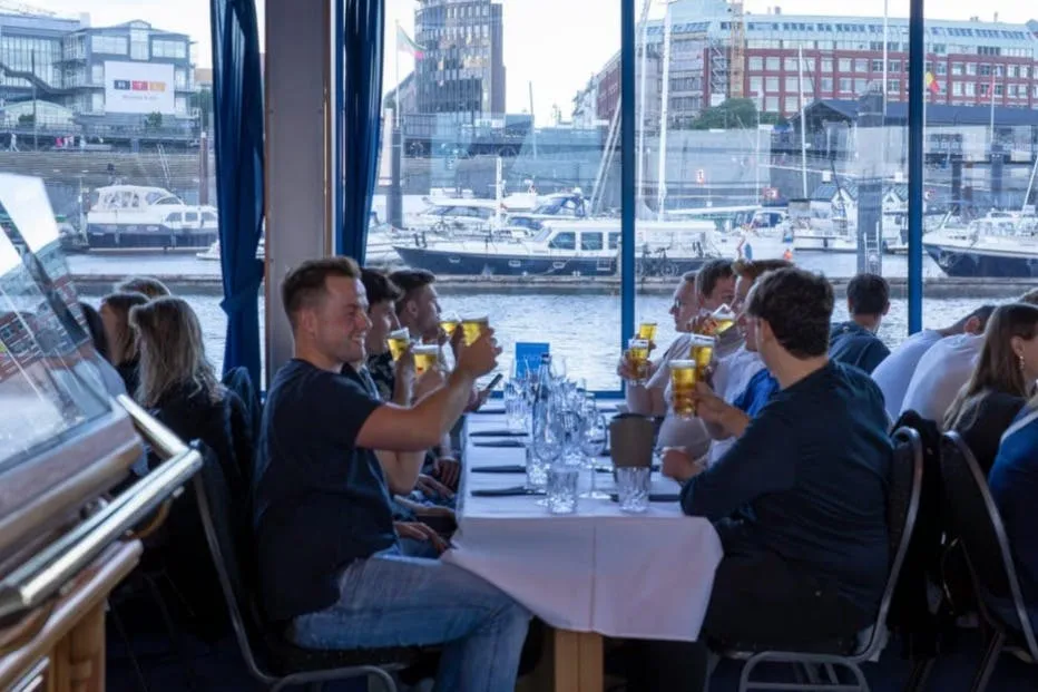 Hamburgo: Fiesta en barco el sábado por la noche