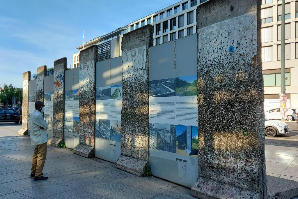 Berlin: The Wall Small-Group Guided Tour in English