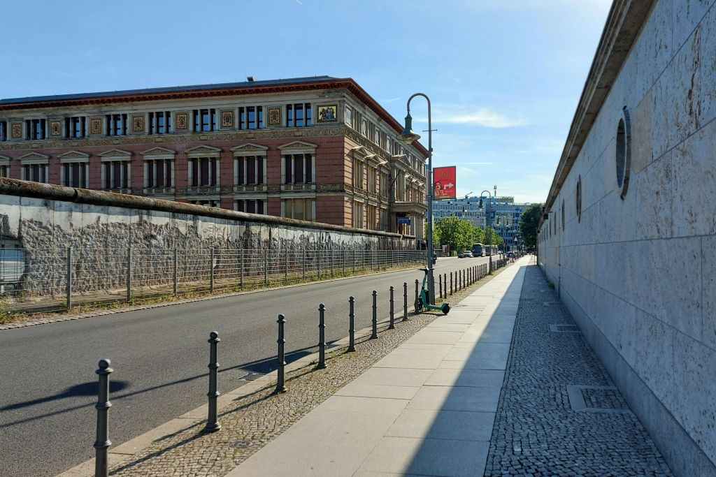 Berlin: The Wall Small-Group Guided Tour in English