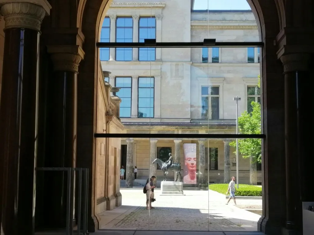 Berlin: Historical Centre Guided Tour with Humboldt Forum and Museum Island