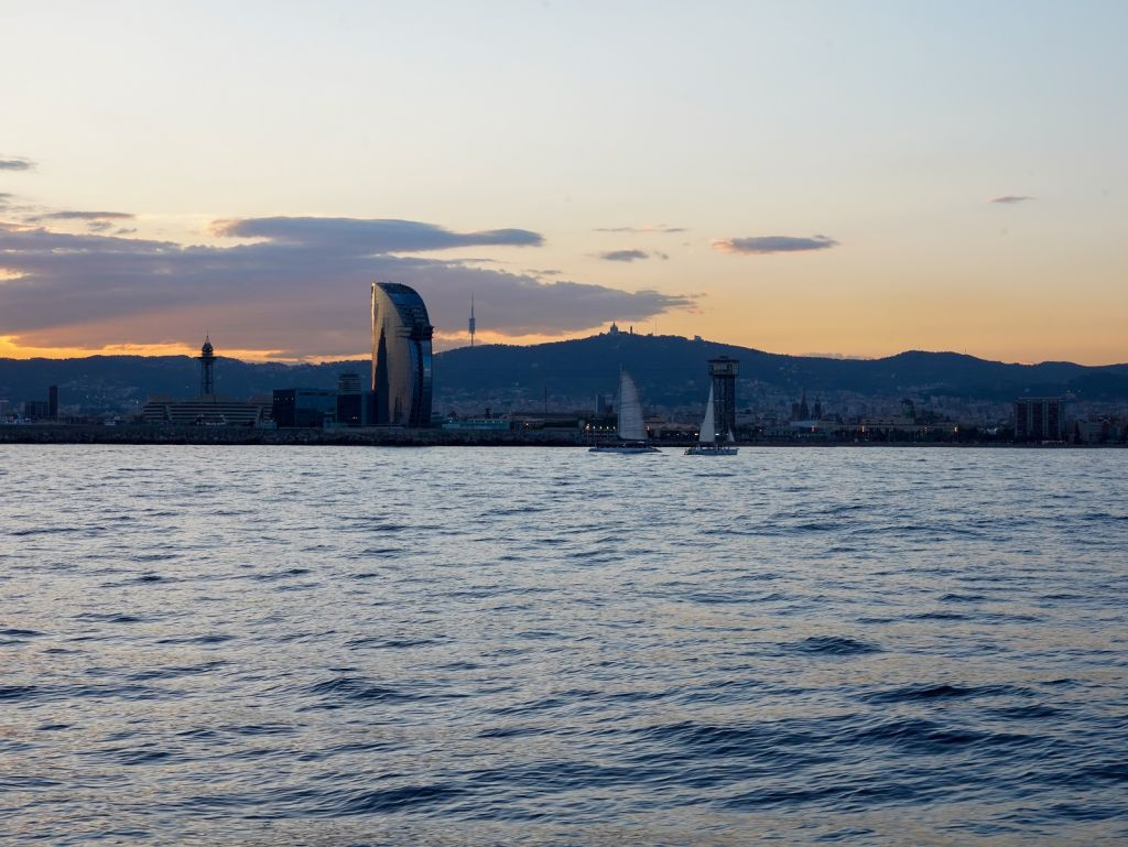 Excursión Catamaran Barcelona: Golden Sunset y Chill-out