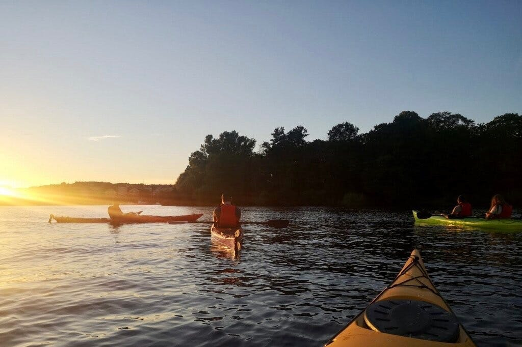 Estocolmo: Passeio de caiaque ao pôr do sol no centro da cidade + Fika sueca