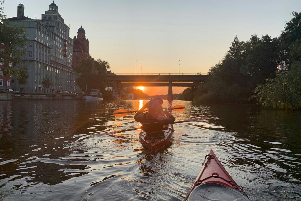 Estocolmo: Passeio de caiaque ao pôr do sol no centro da cidade + Fika sueca