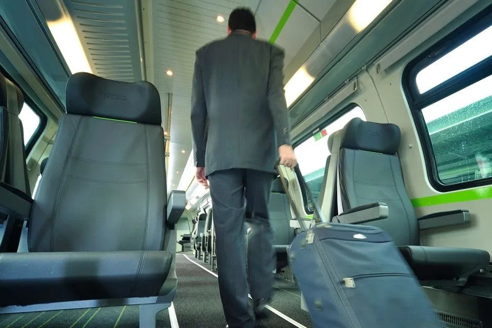 CAT Vienna: Train Transfer from Vienna Mitte Station to Airport