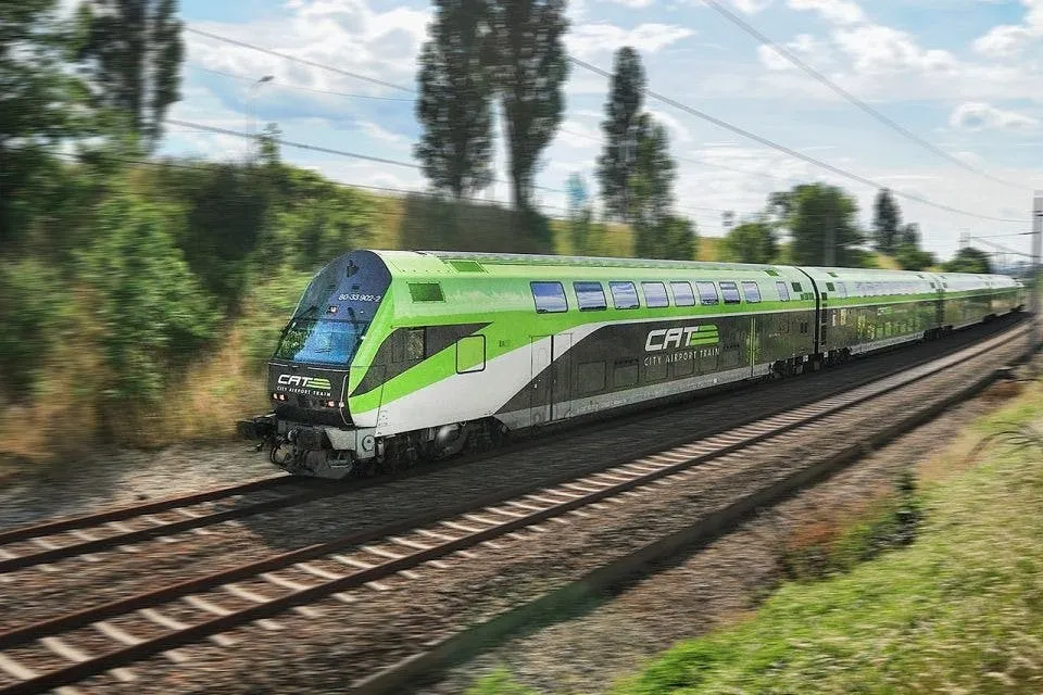 CAT Vienna: Train Transfer from Vienna Mitte Station to Airport