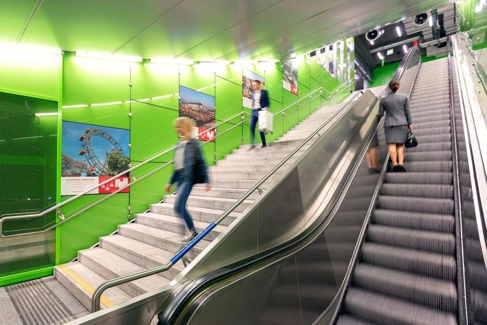 CAT Vienna: Train Transfer from Vienna Mitte Station to Airport