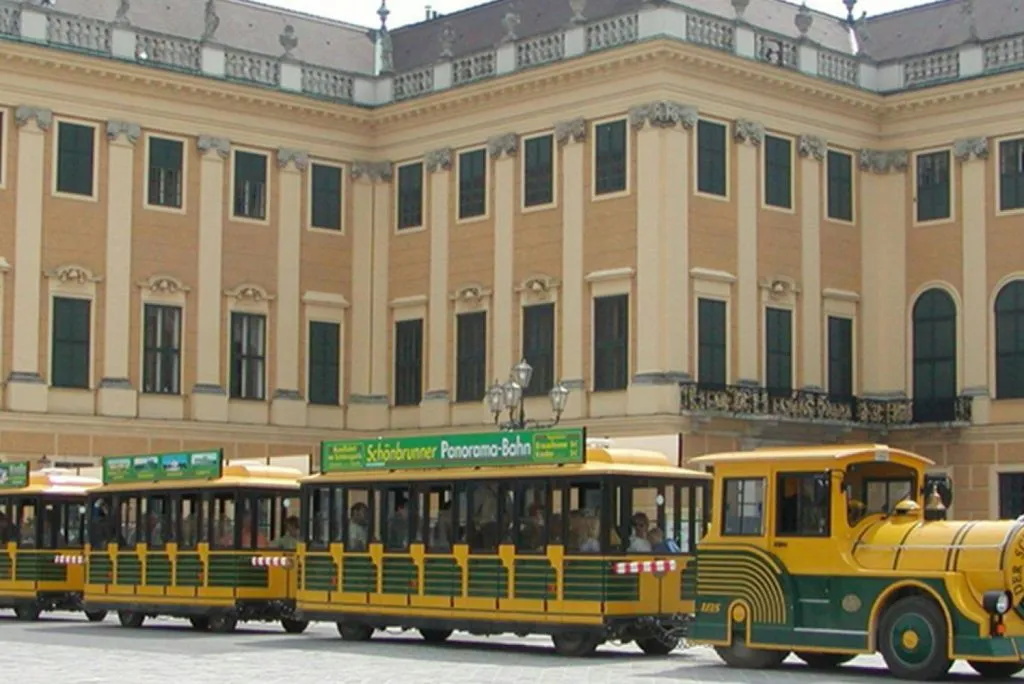 Viena: Panoramabahn Schönbrunn Express Hop-on Hop-off Train