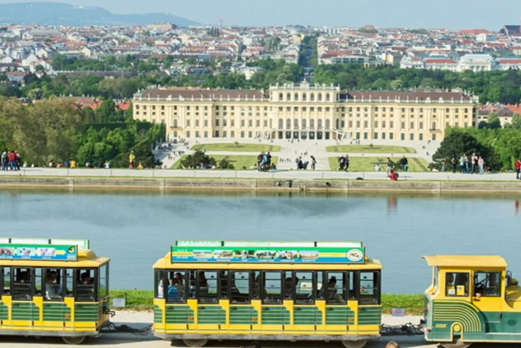 Viena: Panoramabahn Schönbrunn Express Hop-on Hop-off Train