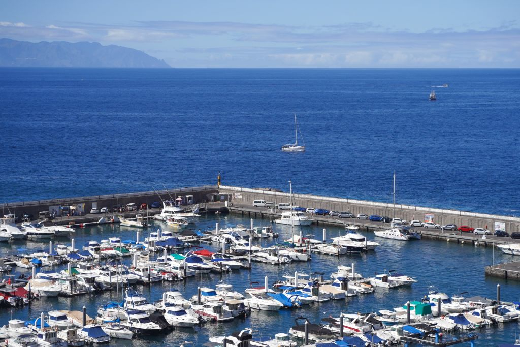 Los Gigantes: Excursión en velero de 3 horas con snorkel, ticket de bebida y tapas