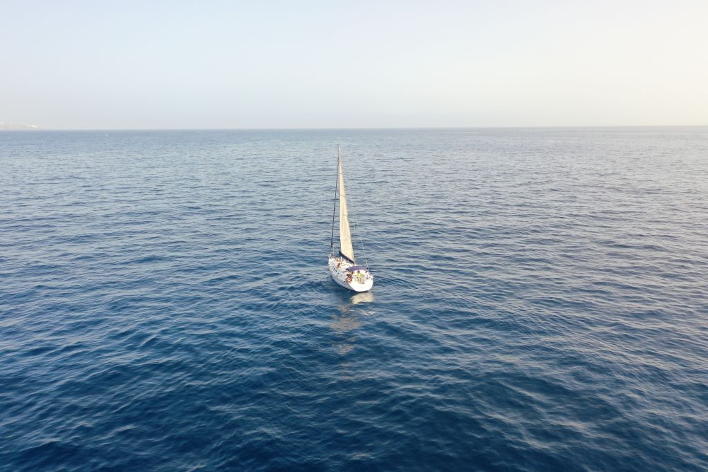 Los Gigantes: Excursión en velero de 3 horas con snorkel, ticket de bebida y tapas