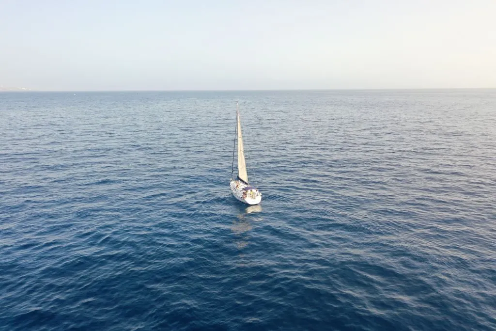 Los Gigantes: Excursión en velero de 3 horas con snorkel, ticket de bebida y tapas