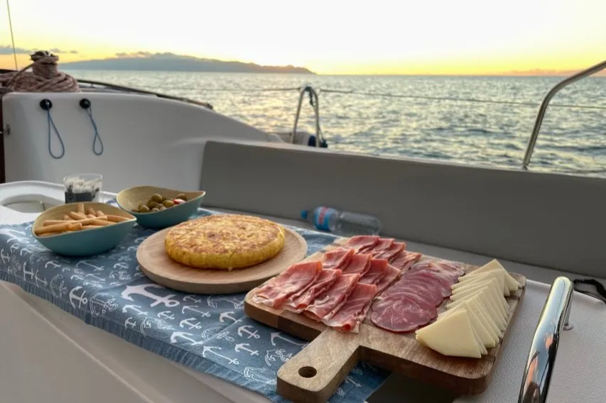 Los Gigantes: Excursión en velero de 3 horas con snorkel, ticket de bebida y tapas