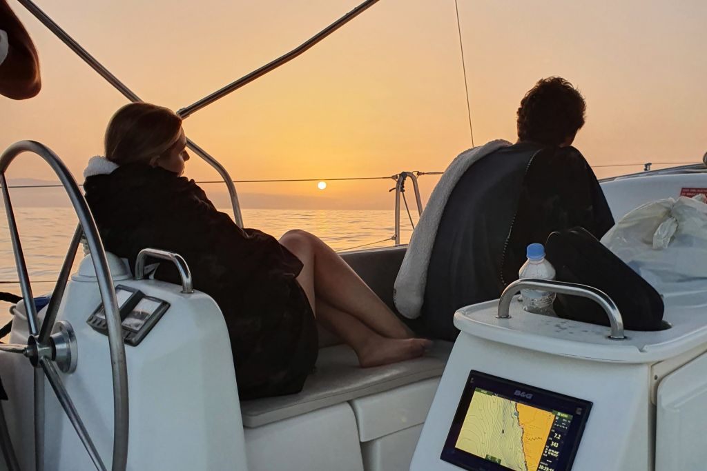 Los Gigantes: Excursión en velero de 3 horas con snorkel, ticket de bebida y tapas