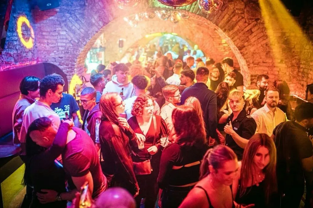 Vienna: Guided Pub Crawl & Nightlife Experience