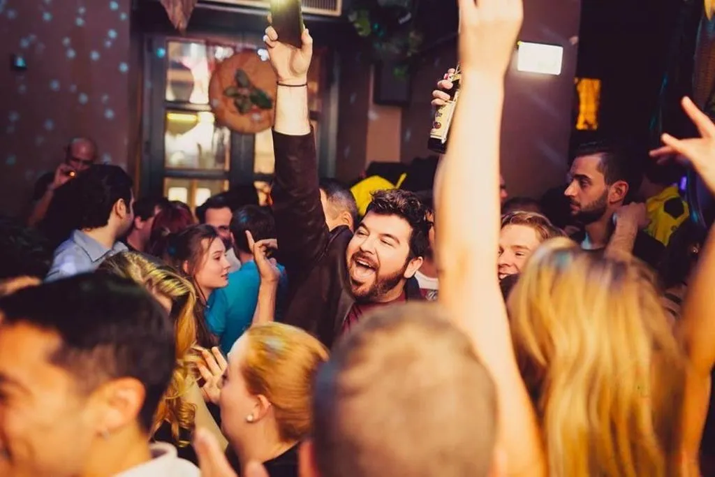 Vienna: Guided Pub Crawl & Nightlife Experience