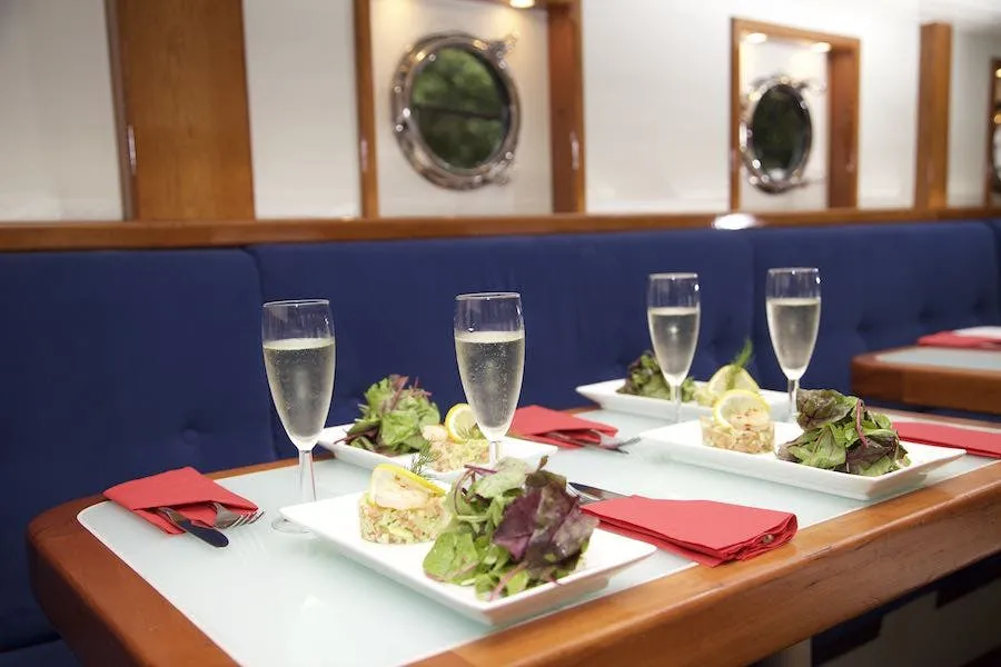 Dublin: Cruzeiro de 2 horas com jantar de 3 pratos