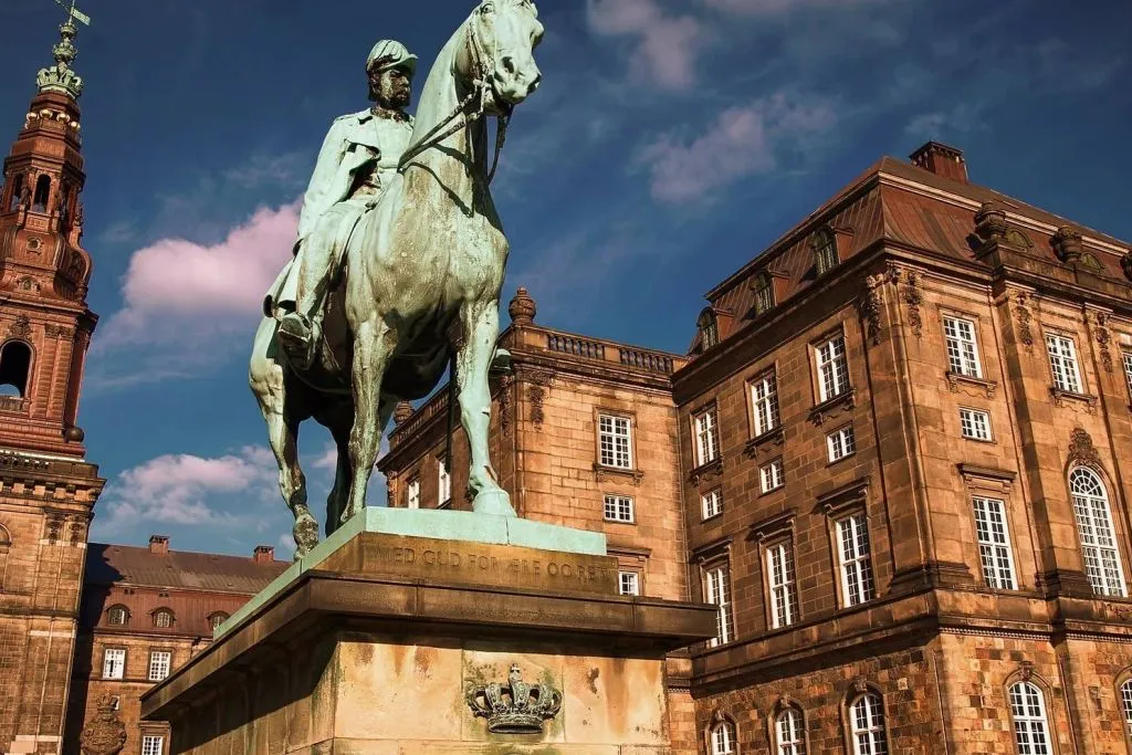 Copenhague: O Assassinato no Palácio de Christiansborg Caça ao Mistério Autoguiada
