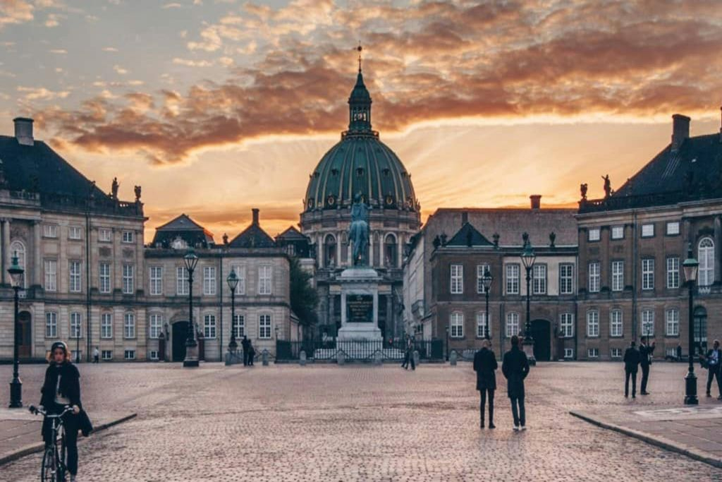 Copenhague: El Asesinato del Palacio de Amalienborg Caza del Misterio Autoguiada