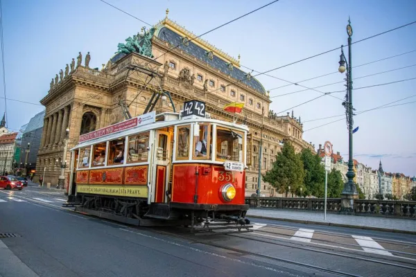 Praga: tour storico in tram con salita e discesa libere sulla linea 42