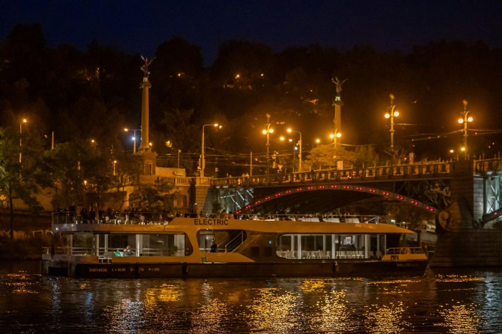 Prague : Croisière écologique en soirée + verre de Prosecco