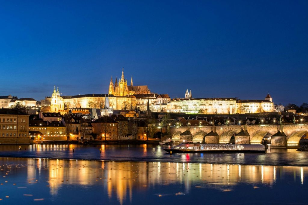 Prague : Croisière écologique en soirée + verre de Prosecco