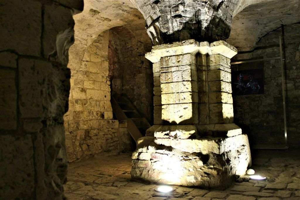 Prague: Historical Oldtown, Medieval Underground and Dungeon Tour
