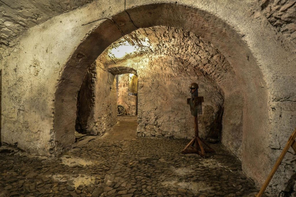 Prague: Historical Oldtown, Medieval Underground and Dungeon Tour