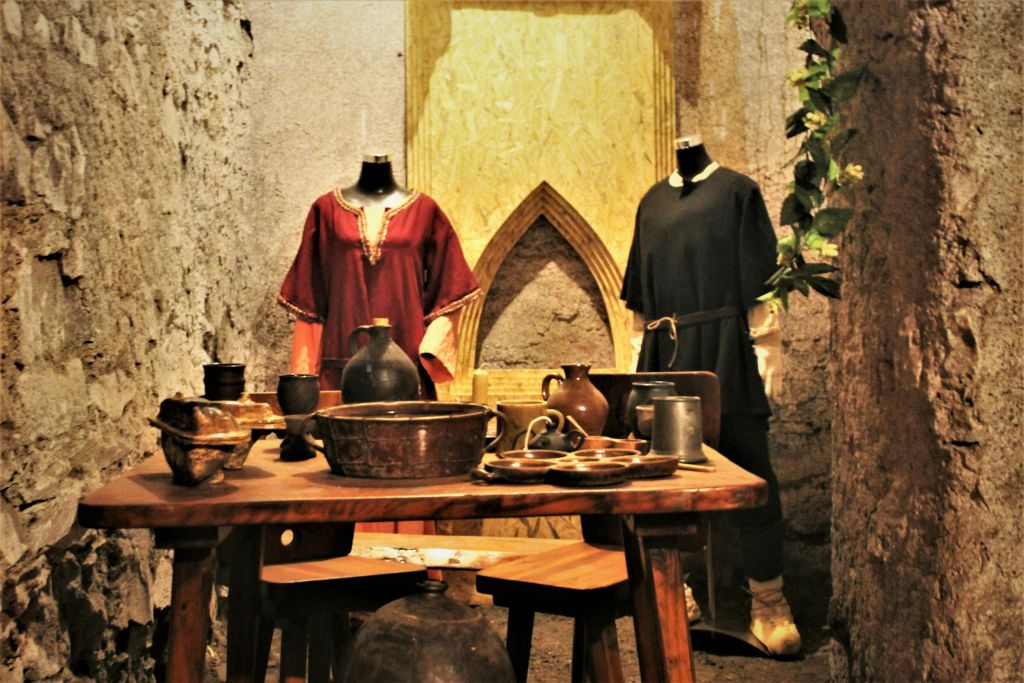 Prague: Historical Oldtown, Medieval Underground and Dungeon Tour
